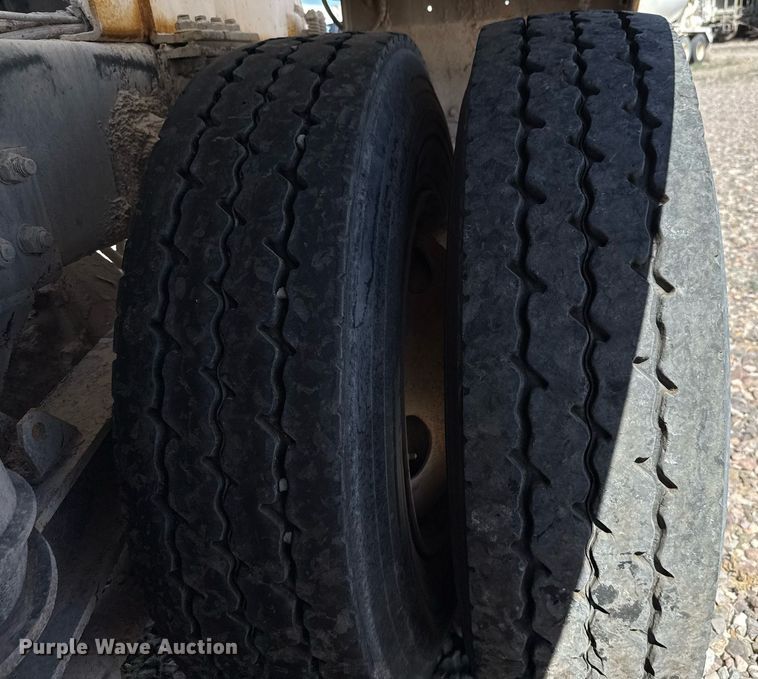 image for item DO2518 2015 Kenworth T800 ready mix truck