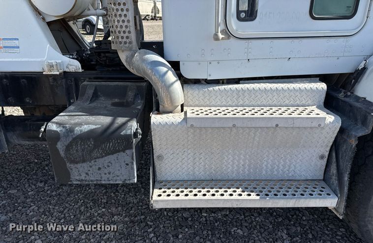 image for item DO2519 2015 Kenworth T800 ready mix truck