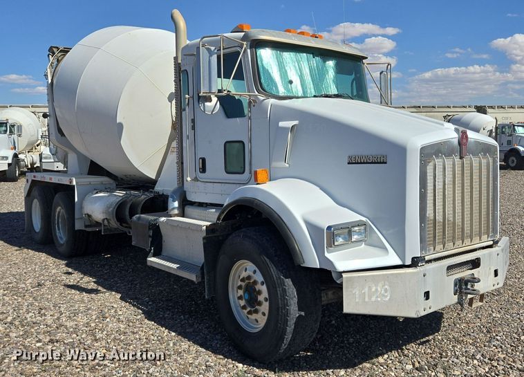 image for item DO2524 2015 Kenworth T800 ready mix truck