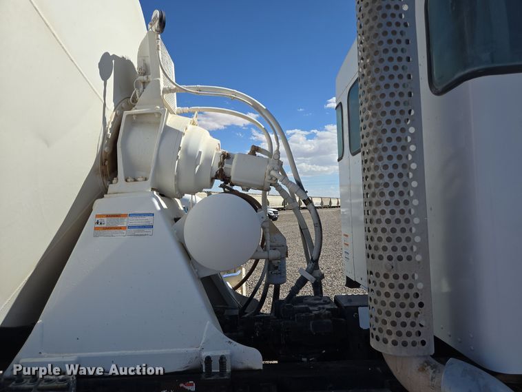 image for item DO2524 2015 Kenworth T800 ready mix truck