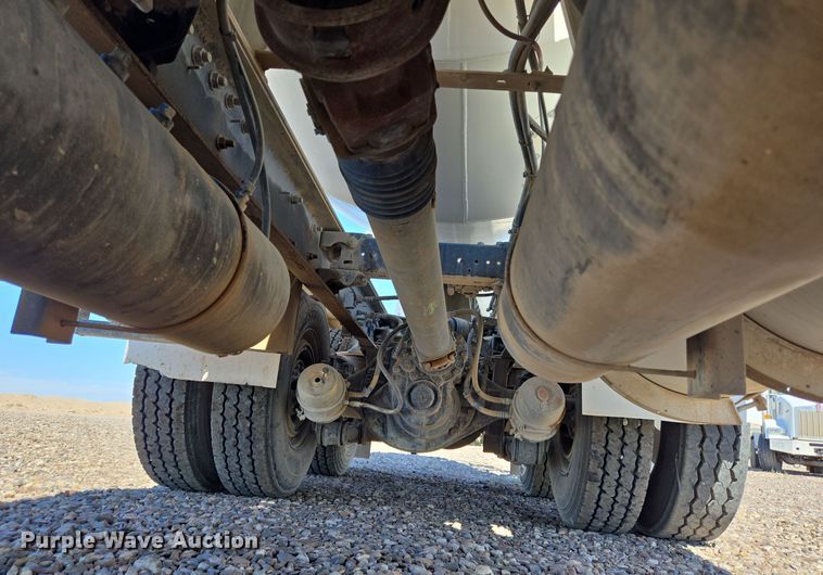 image for item DO2524 2015 Kenworth T800 ready mix truck