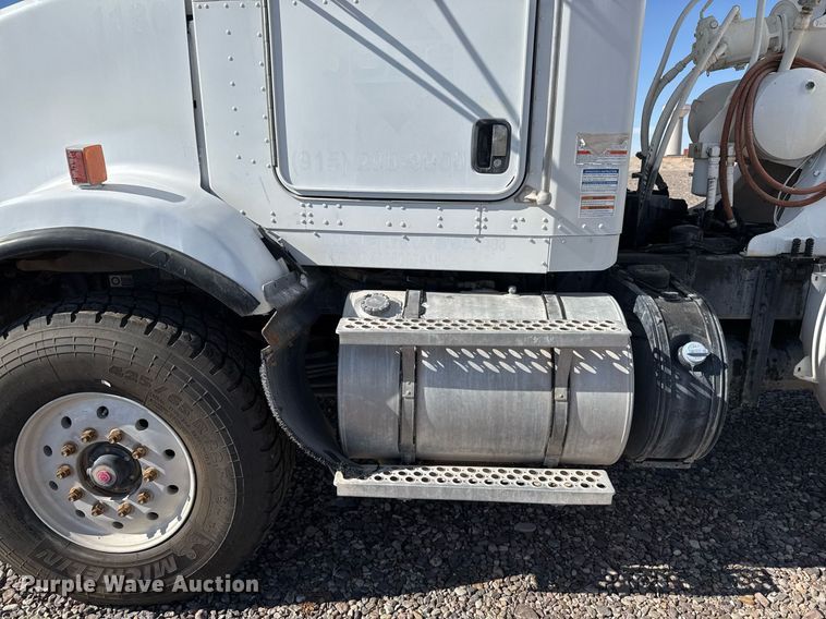 image for item DO2526 2015 Kenworth T800 ready mix truck