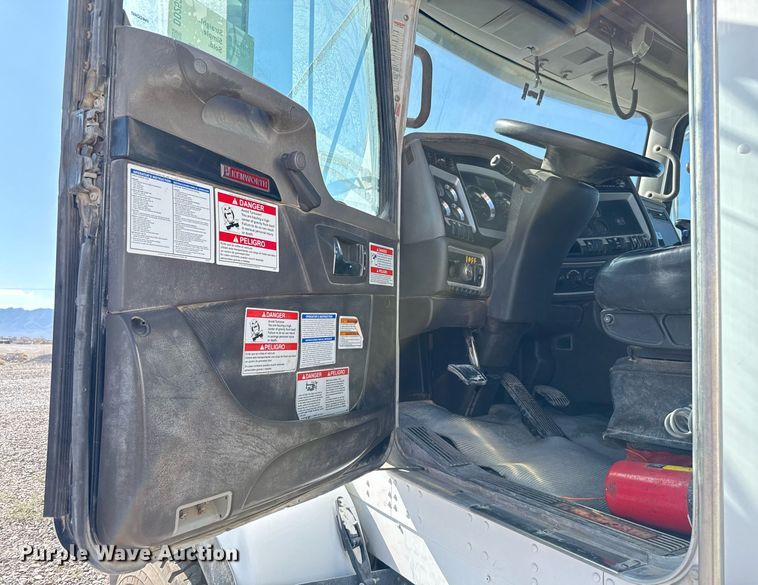 image for item DO2526 2015 Kenworth T800 ready mix truck