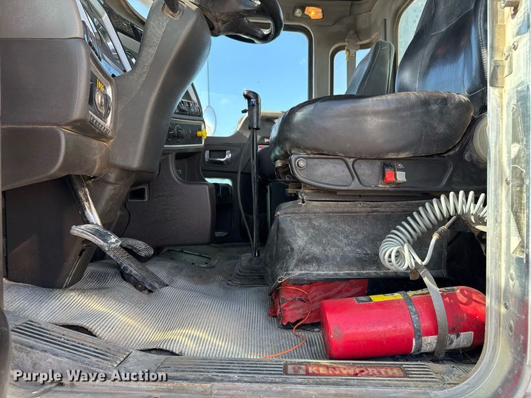 image for item DO2526 2015 Kenworth T800 ready mix truck