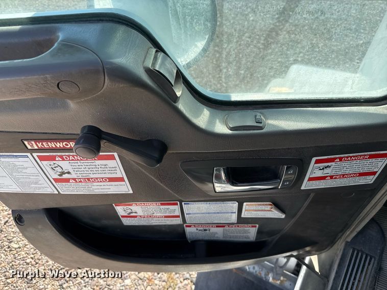 image for item DO2526 2015 Kenworth T800 ready mix truck