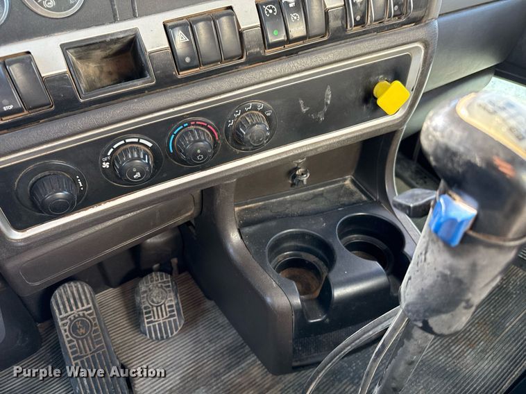 image for item DO2526 2015 Kenworth T800 ready mix truck