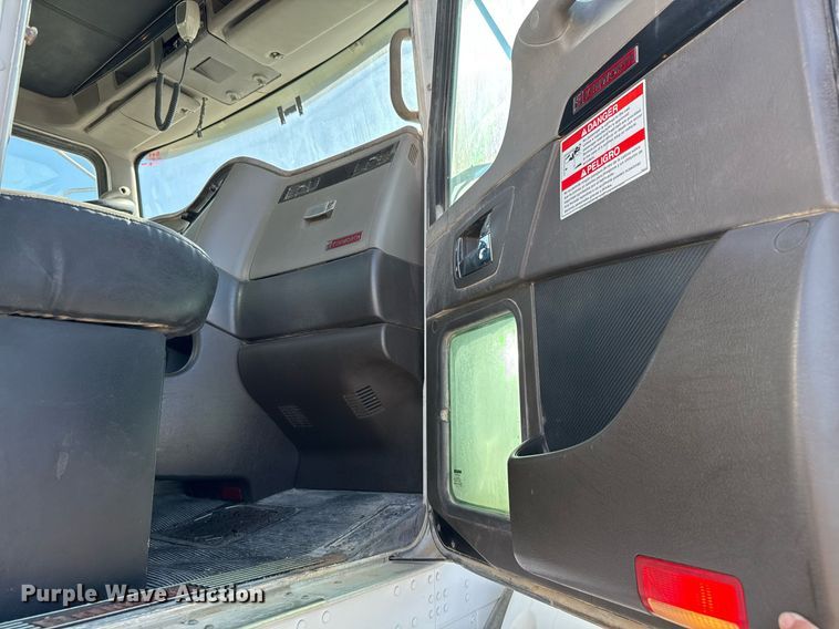 image for item DO2526 2015 Kenworth T800 ready mix truck