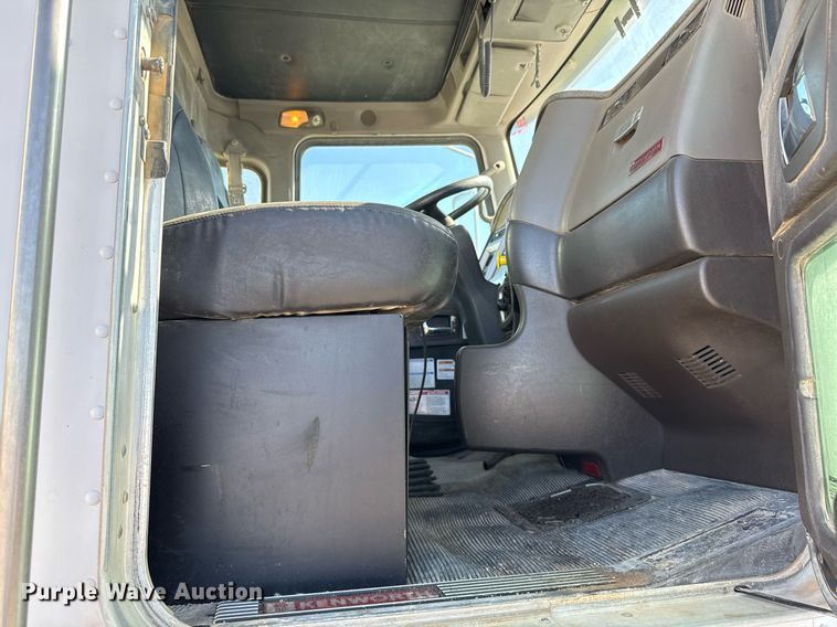 image for item DO2526 2015 Kenworth T800 ready mix truck