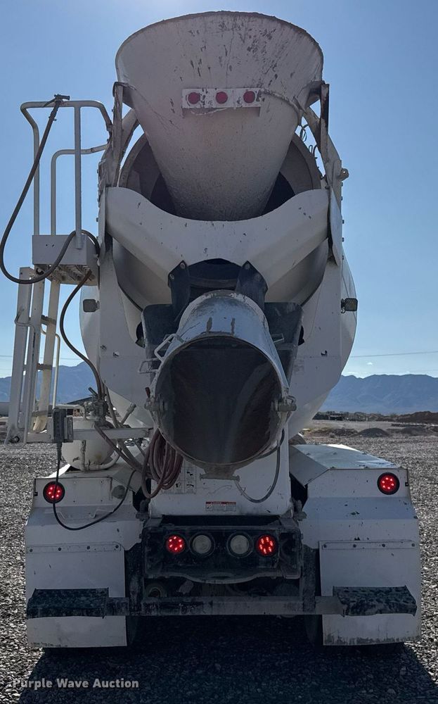 image for item DO2527 2015 Peterbilt 365 ready mix truck