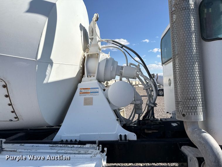 image for item DO2527 2015 Peterbilt 365 ready mix truck