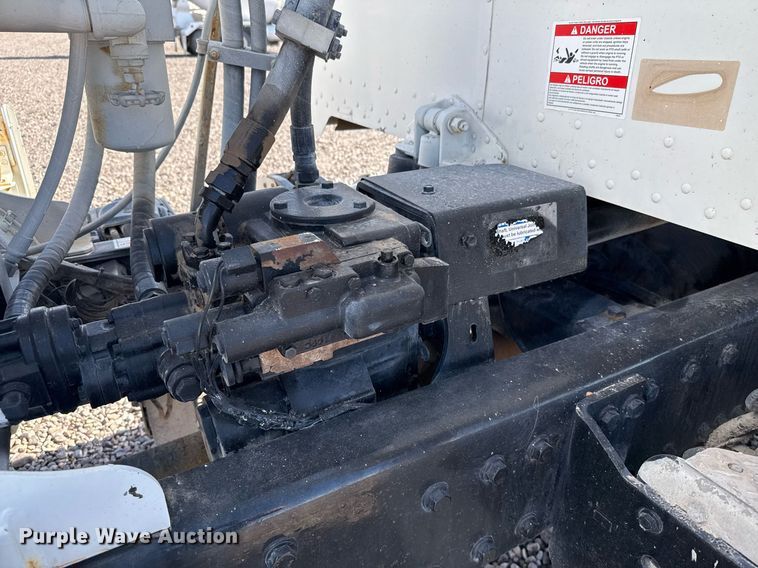 image for item DO2527 2015 Peterbilt 365 ready mix truck