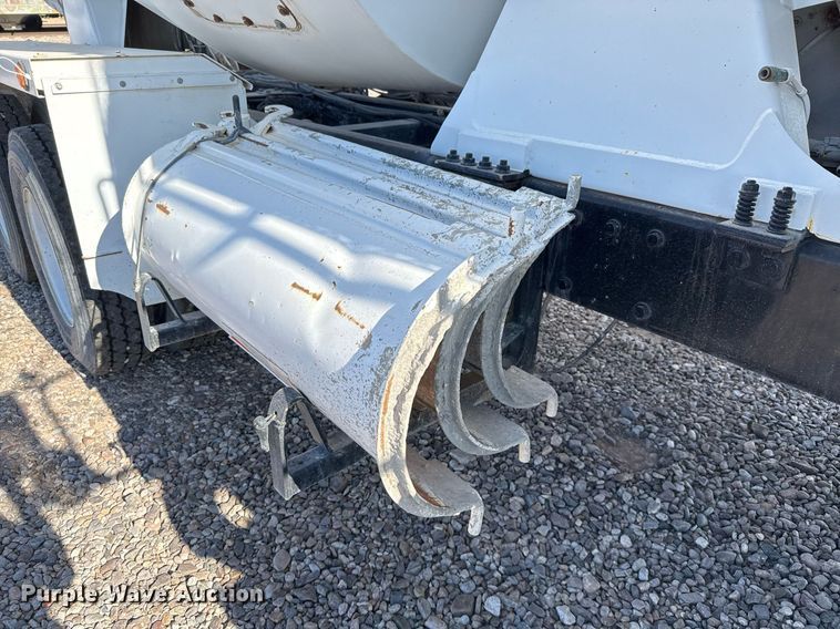 image for item DO2527 2015 Peterbilt 365 ready mix truck