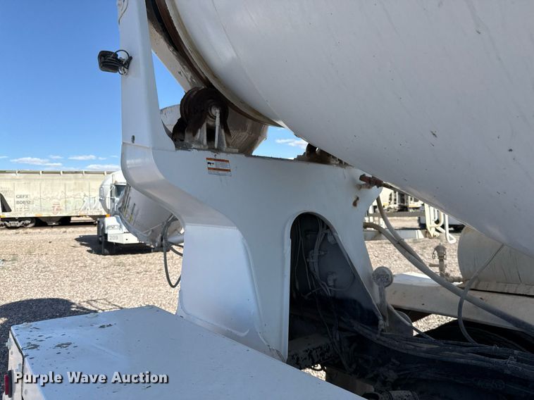 image for item DO2527 2015 Peterbilt 365 ready mix truck