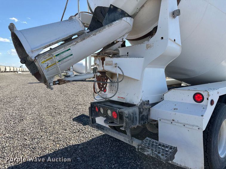 image for item DO2527 2015 Peterbilt 365 ready mix truck