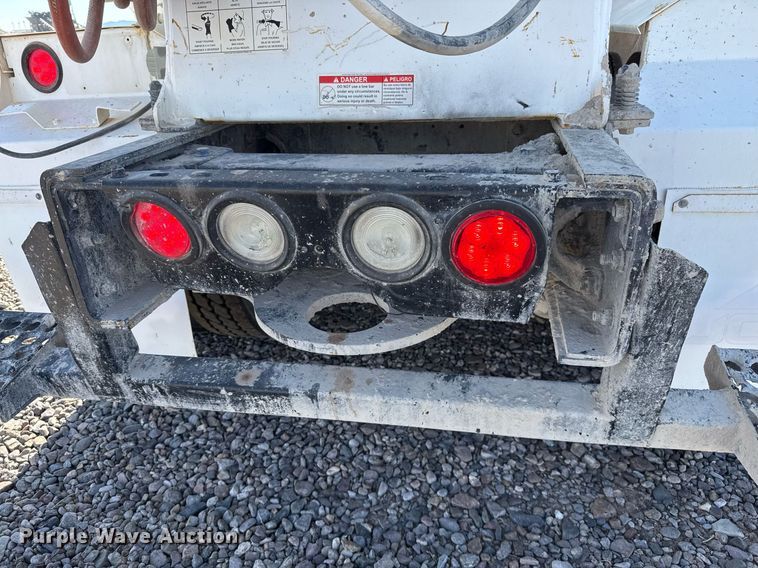 image for item DO2527 2015 Peterbilt 365 ready mix truck