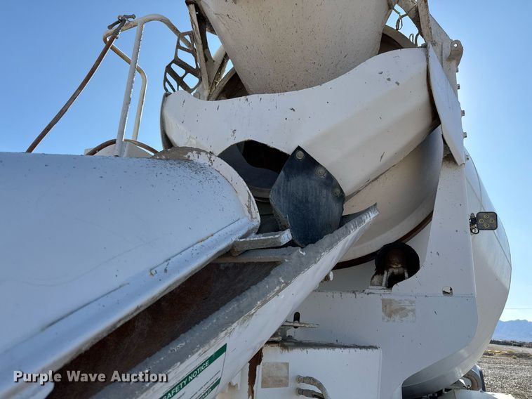 image for item DO2527 2015 Peterbilt 365 ready mix truck