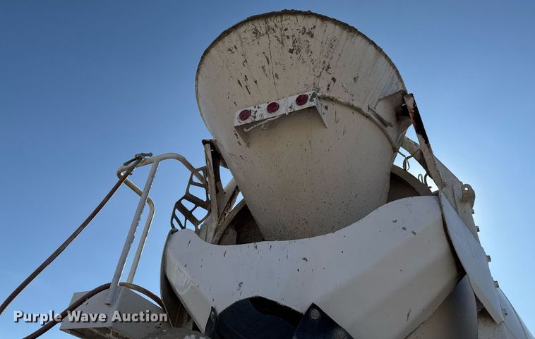 image for item DO2527 2015 Peterbilt 365 ready mix truck