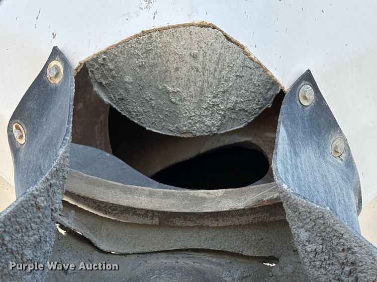 image for item DO2527 2015 Peterbilt 365 ready mix truck