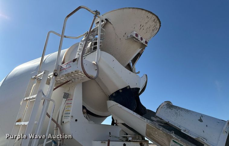 image for item DO2527 2015 Peterbilt 365 ready mix truck