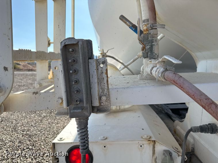 image for item DO2527 2015 Peterbilt 365 ready mix truck