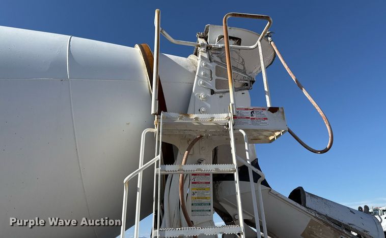 image for item DO2527 2015 Peterbilt 365 ready mix truck