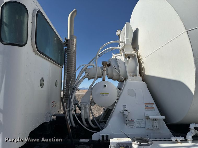 image for item DO2527 2015 Peterbilt 365 ready mix truck