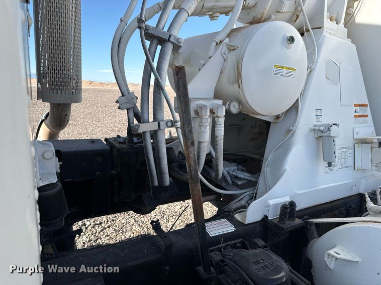 image for item DO2527 2015 Peterbilt 365 ready mix truck