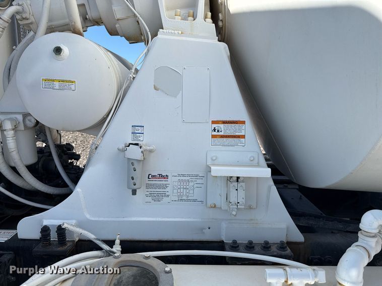 image for item DO2527 2015 Peterbilt 365 ready mix truck