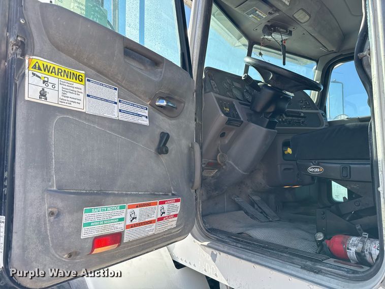 image for item DO2527 2015 Peterbilt 365 ready mix truck