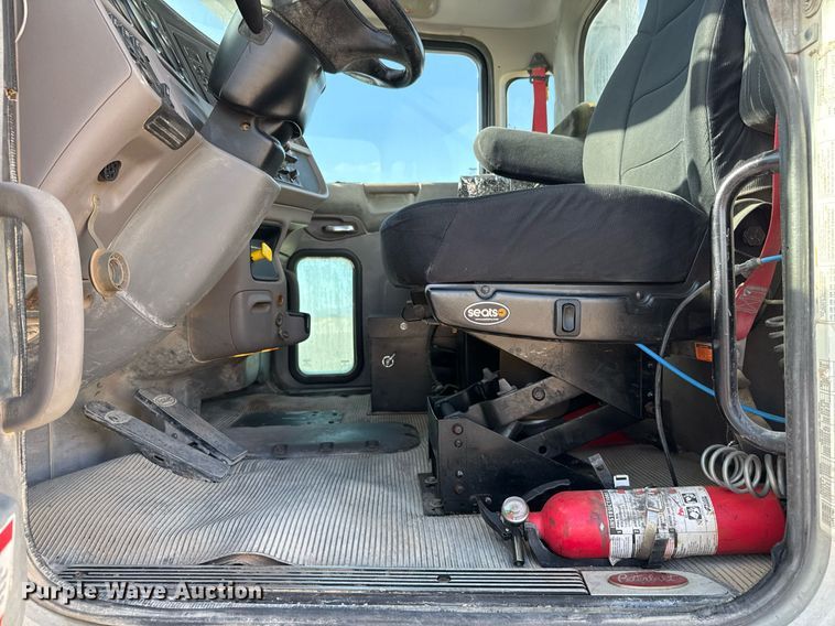 image for item DO2527 2015 Peterbilt 365 ready mix truck