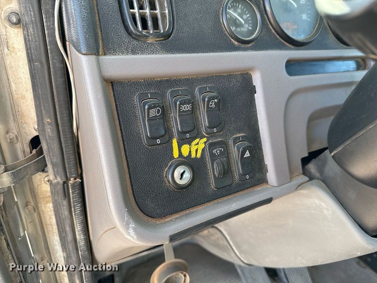 image for item DO2527 2015 Peterbilt 365 ready mix truck