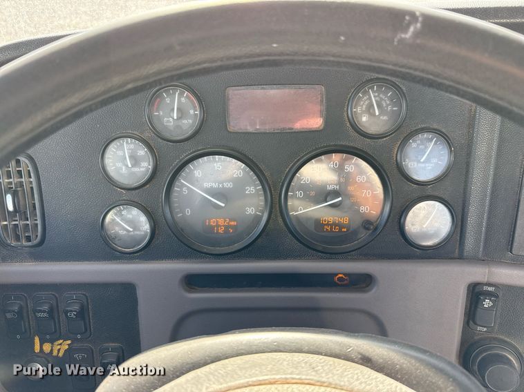 image for item DO2527 2015 Peterbilt 365 ready mix truck