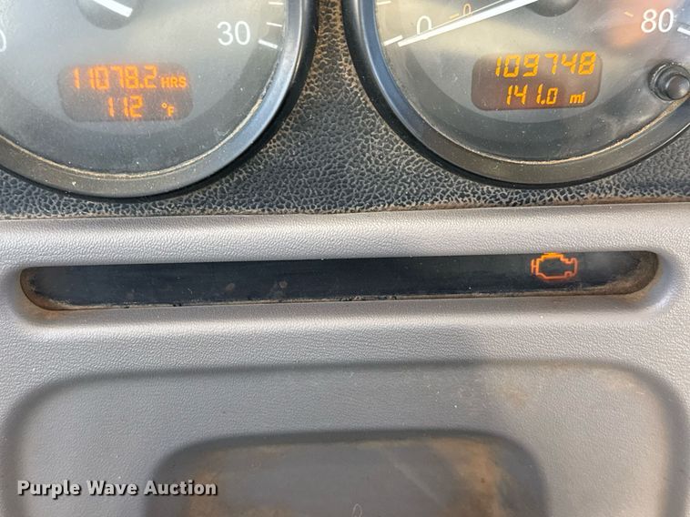 image for item DO2527 2015 Peterbilt 365 ready mix truck