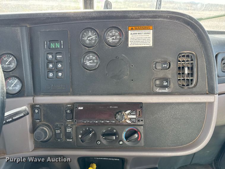 image for item DO2527 2015 Peterbilt 365 ready mix truck