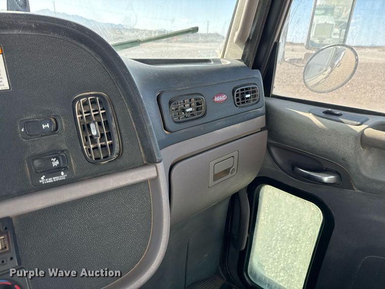 image for item DO2527 2015 Peterbilt 365 ready mix truck