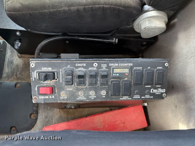 image for item DO2527 2015 Peterbilt 365 ready mix truck