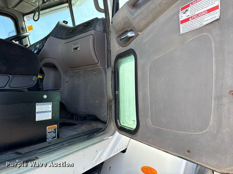 image for item DO2527 2015 Peterbilt 365 ready mix truck