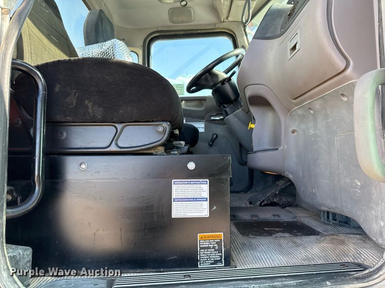 image for item DO2527 2015 Peterbilt 365 ready mix truck