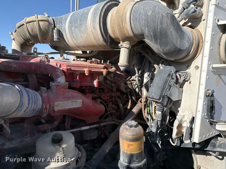 image for item DO2527 2015 Peterbilt 365 ready mix truck