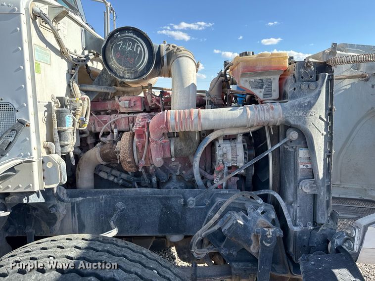 image for item DO2527 2015 Peterbilt 365 ready mix truck