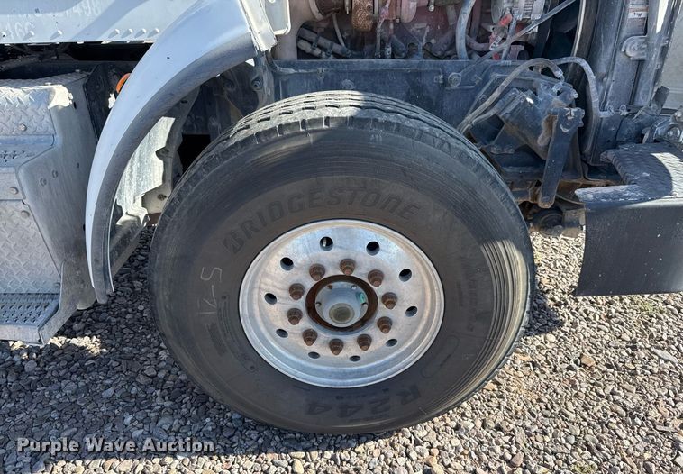 image for item DO2527 2015 Peterbilt 365 ready mix truck