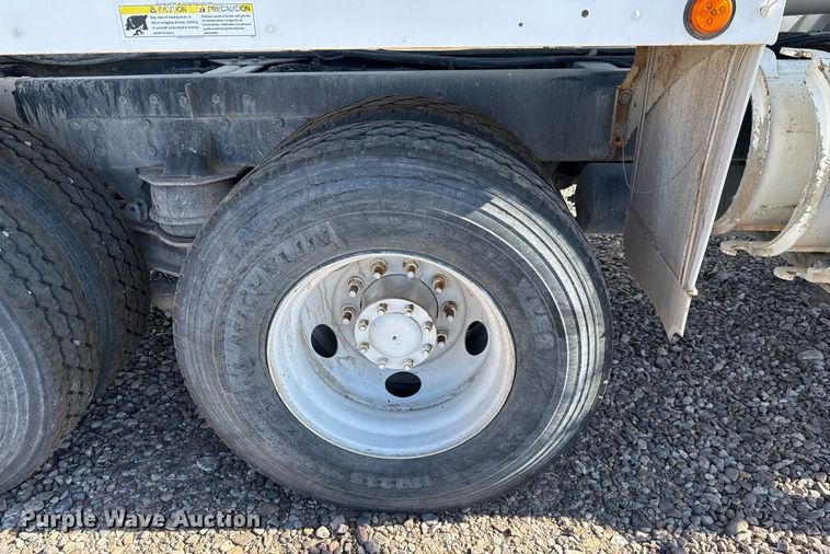 image for item DO2527 2015 Peterbilt 365 ready mix truck