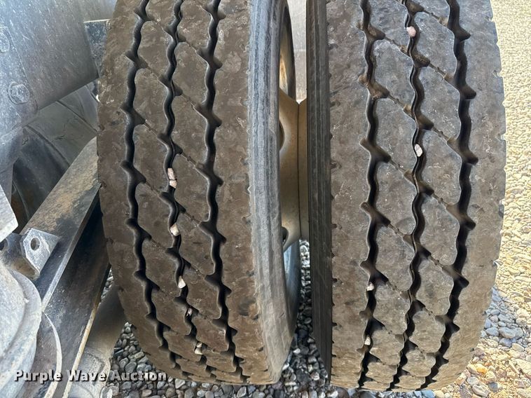 image for item DO2527 2015 Peterbilt 365 ready mix truck