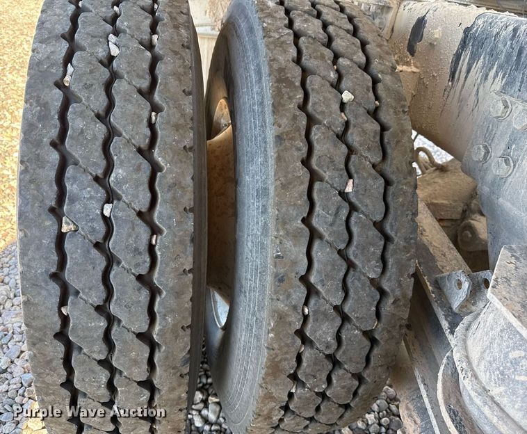 image for item DO2527 2015 Peterbilt 365 ready mix truck