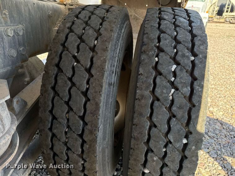 image for item DO2527 2015 Peterbilt 365 ready mix truck