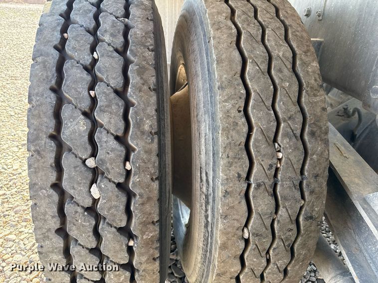 image for item DO2527 2015 Peterbilt 365 ready mix truck