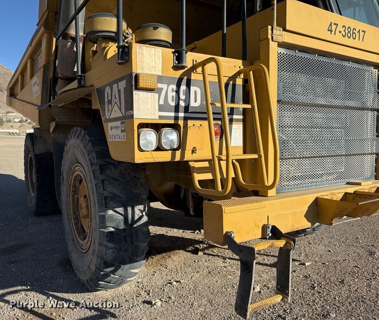 image for item DO2528 2005 Caterpillar  769D haul truck