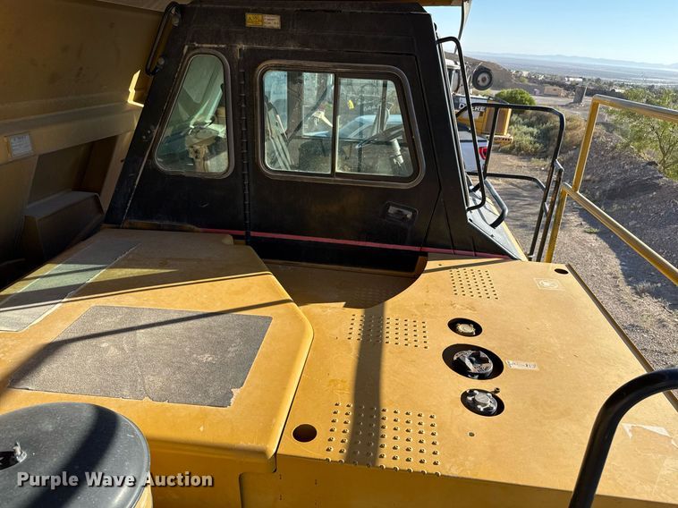 image for item DO2528 2005 Caterpillar  769D haul truck