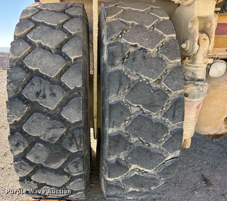 image for item DO2528 2005 Caterpillar  769D haul truck