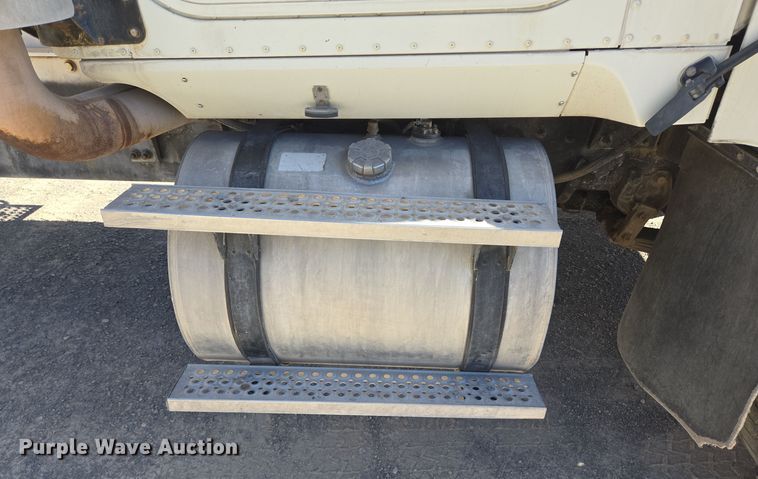 image for item DO2533 2006 International Paystar 5500i ready mix truck